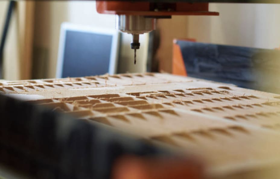 El husillo CNC está trabajando en el tablero de madera.