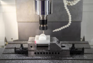 O fuso CNC está cortando plástico na fresadora CNC com tecnologia de processamento moderna