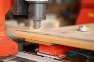 CNC-spindelo laboranta sur ligno al tornilo kaj formado.