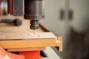 CNC-Spindel bearbeitet das Holz