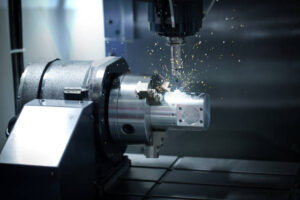 CNC-spindelo kaj teknologia industrio 4.0. La procezo turni per tranĉa kaj muelita ilo la eksteran surfacan detalon de la metalprilaboraj partoj.