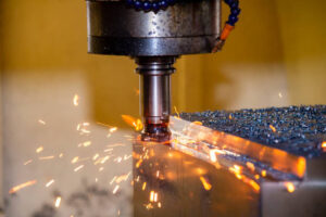 Broche CNC et technologie de l'industrie 4.0. Processus de tournage avec un outil de coupe et de fraisage des détails de la surface extérieure des pièces métalliques.