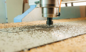 La broche de perçage CNC fonctionne avec une plaque métallique. Gros plan