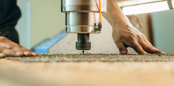 La perceuse CNC fonctionne avec une plaque métallique