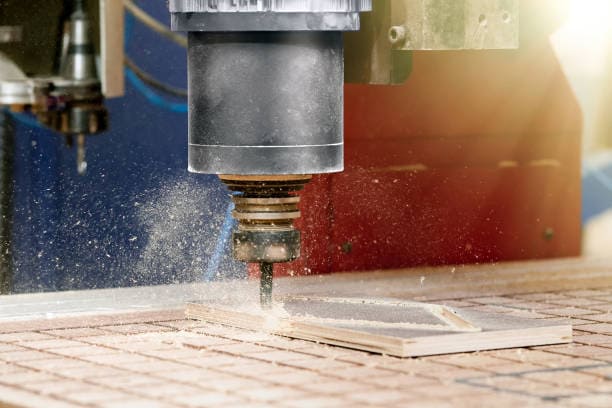 La broche CNC travaille sur le bois