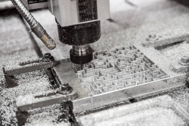 Broche de fraisage CNC pour le travail des métaux. Découpe de métal avec une technologie de traitement moderne. Faible profondeur de champ. Attention - prise de vue authentique dans des conditions difficiles. Un peu de grain et peut-être flou.