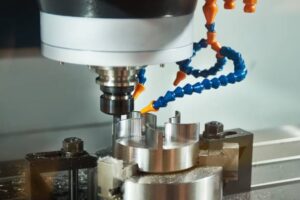 O fuso CNC está processando o aço e o metal